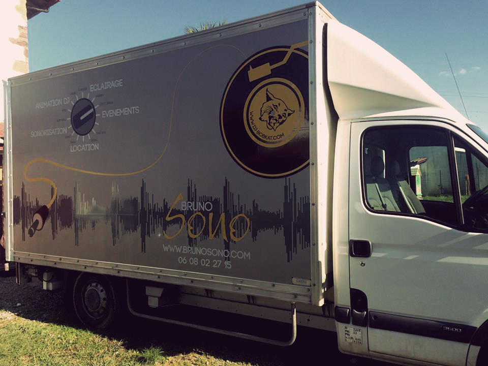 Illustration du camion de Bruno Sono, DJ sur la côte basque. Réalisation par le studio du Flamant rose, Bordeaux